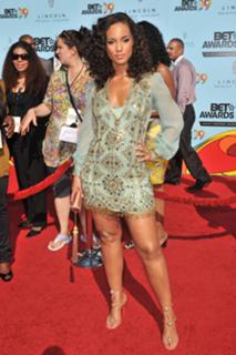 Alicia Keys feet photo thumbnail