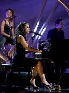 Alicia Keys feet photo thumbnail