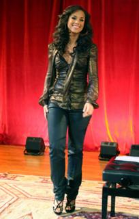 Alicia Keys feet photo thumbnail