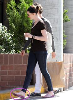 Anne Hathaway feet photo thumbnail