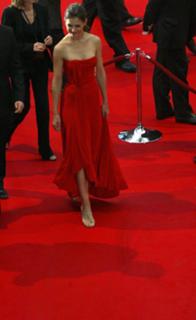 Katie Holmes feet photo thumbnail