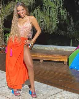 Anitta feet photo thumbnail