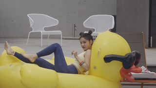 Hwang Yeji feet photo 4