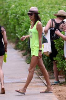 Alessandra Ambrosio feet photo thumbnail