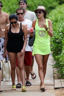 Alessandra Ambrosio feet photo thumbnail