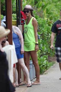 Alessandra Ambrosio feet photo thumbnail