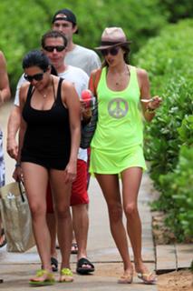 Alessandra Ambrosio feet photo thumbnail