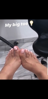 Lauren R. Wood feet photo thumbnail