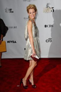 Elizabeth Banks feet photo thumbnail