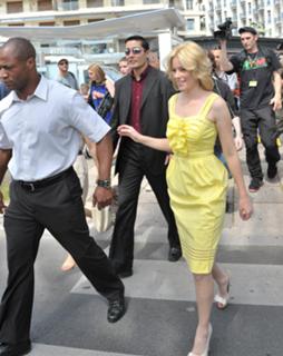 Elizabeth Banks feet photo thumbnail