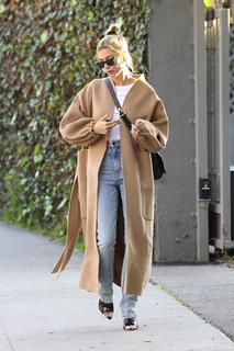 Hailey Bieber feet photo thumbnail