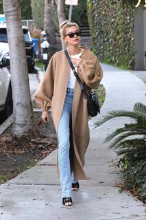 Hailey Bieber feet photo thumbnail