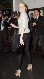 Elizabeth Banks feet photo thumbnail