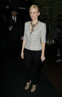 Elizabeth Banks feet photo thumbnail