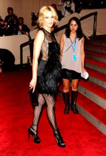 Elizabeth Banks feet photo thumbnail