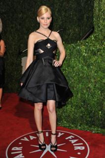 Elizabeth Banks feet photo thumbnail