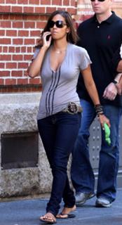 Halle Berry feet photo thumbnail