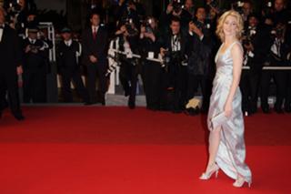 Elizabeth Banks feet photo thumbnail