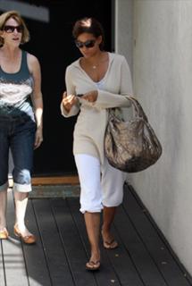 Halle Berry feet photo thumbnail