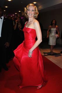 Elizabeth Banks feet photo thumbnail