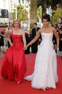 Elizabeth Banks feet photo thumbnail