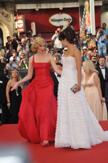 Elizabeth Banks feet photo thumbnail