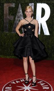 Elizabeth Banks feet photo thumbnail
