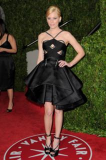 Elizabeth Banks feet photo thumbnail
