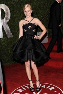 Elizabeth Banks feet photo thumbnail
