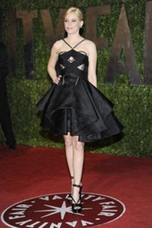 Elizabeth Banks feet photo thumbnail
