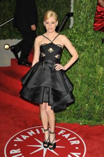 Elizabeth Banks feet photo thumbnail