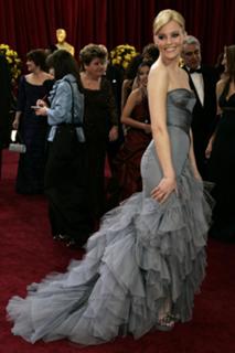 Elizabeth Banks feet photo thumbnail