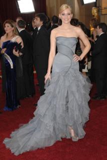 Elizabeth Banks feet photo thumbnail