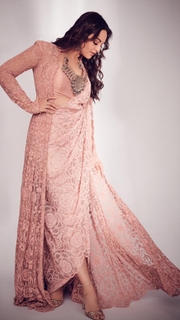 Sonakshi Sinha feet photo thumbnail