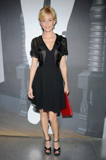 Elizabeth Banks feet photo thumbnail