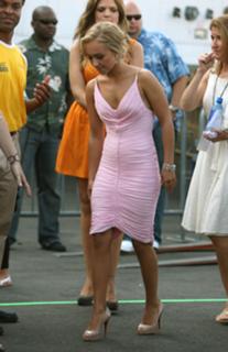 Hayden Panettiere feet photo thumbnail