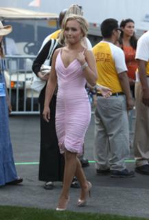 Hayden Panettiere feet photo thumbnail