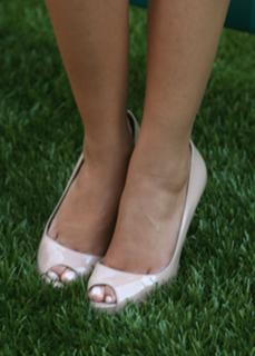 Hayden Panettiere feet photo thumbnail