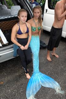 Hayden Panettiere feet photo thumbnail