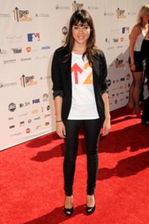 Aubrey Plaza feet photo thumbnail