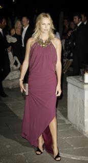 Charlize Theron feet photo thumbnail