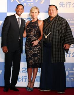 Charlize Theron feet photo thumbnail