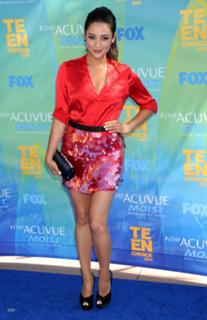 Shay Mitchell feet photo thumbnail