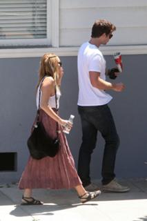 Miley Cyrus feet photo thumbnail