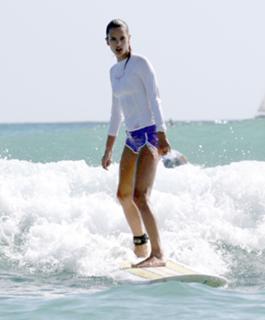 Alessandra Ambrosio feet photo thumbnail