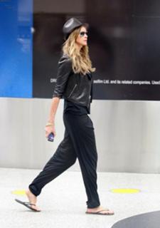 Elle Macpherson feet photo thumbnail
