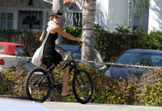 Elle Macpherson feet photo thumbnail