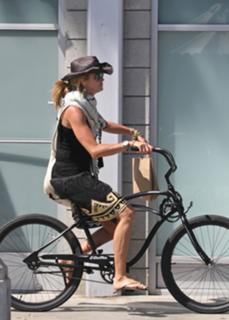 Elle Macpherson feet photo thumbnail