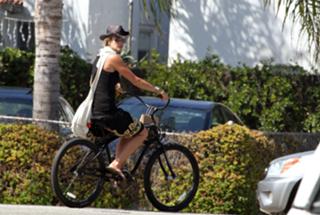 Elle Macpherson feet photo thumbnail