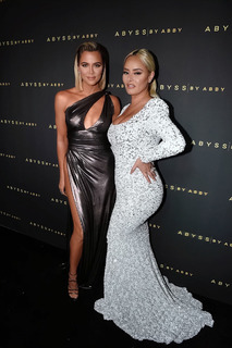 Khloé Kardashian feet photo thumbnail